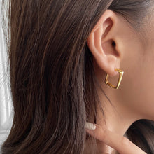 Load image into Gallery viewer, Small Circle Earrings
